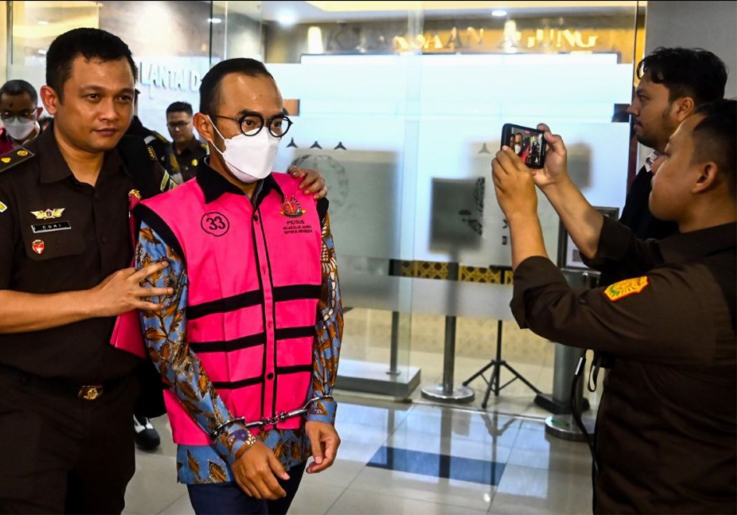 tersangka kasus korupsi minyak mentah